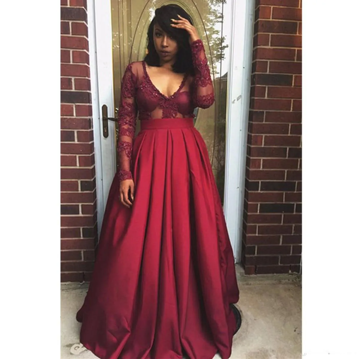 Burgundy Lace Se genom Prom Klänningar 2017 V Neck Sheer Långärmade Satin A Line Evening Gowns Black Girl Cocktail Party Dress