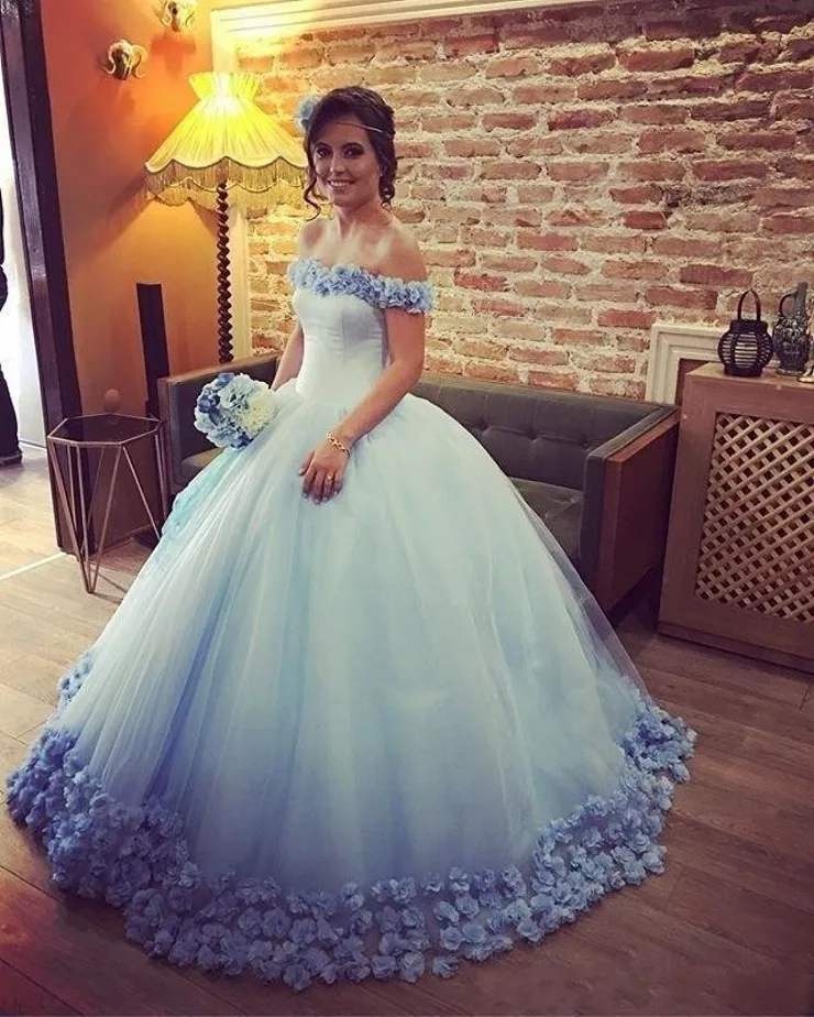 Vestido de bola de conto de fadas Quinceanera Vestidos Bateau Neck fora do ombro tule flores claras céu azul rosa debutante doce dezesseis vestidos