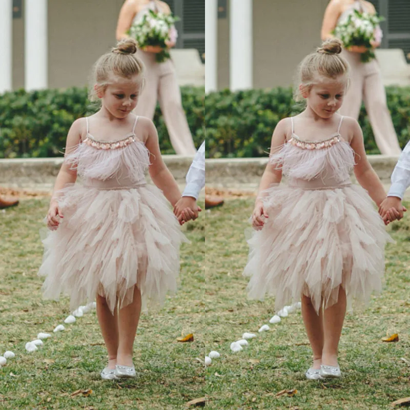 Blush Pink Feather Flower Girl Abiti al ginocchio Abito da spettacolo per bambini Boho Wedding Beach Abiti da bambino per la comunione