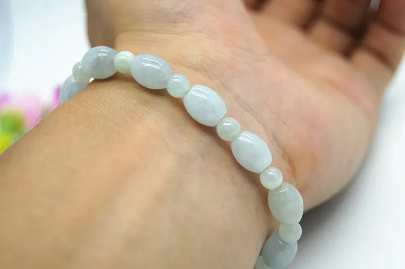 Natürliche weiße Jade. 12 Trommelperlen +12 runde Perlen. Gummibänder werden zu Armbändern aneinandergereiht.