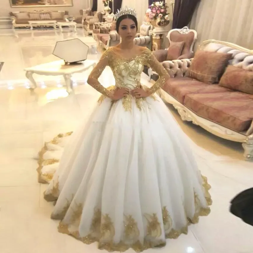 2018 Gorgeous Ball Gown Wedding Dresses Off Shoulder Gold Appliques Beaded Tulle Saudiarabiska Bröllopsklänningar Plus Storlek Bröllopklänningar