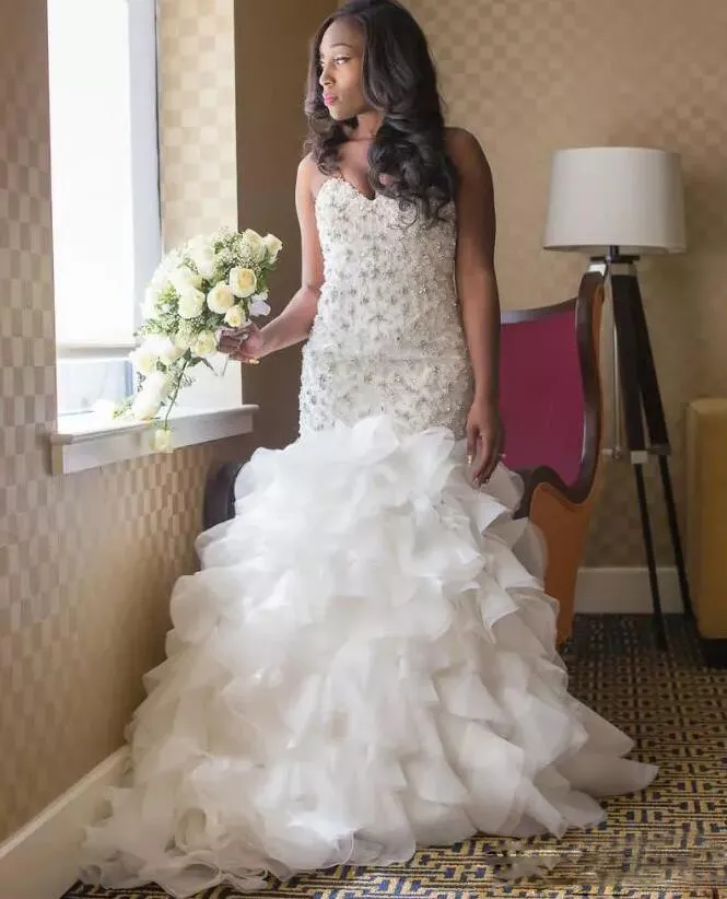 Robes de mariée africaines brillantes perlées en mousseline de soie blanche à plusieurs niveaux robes de mariée sirène dos bas balayage train chérie robes de mariée