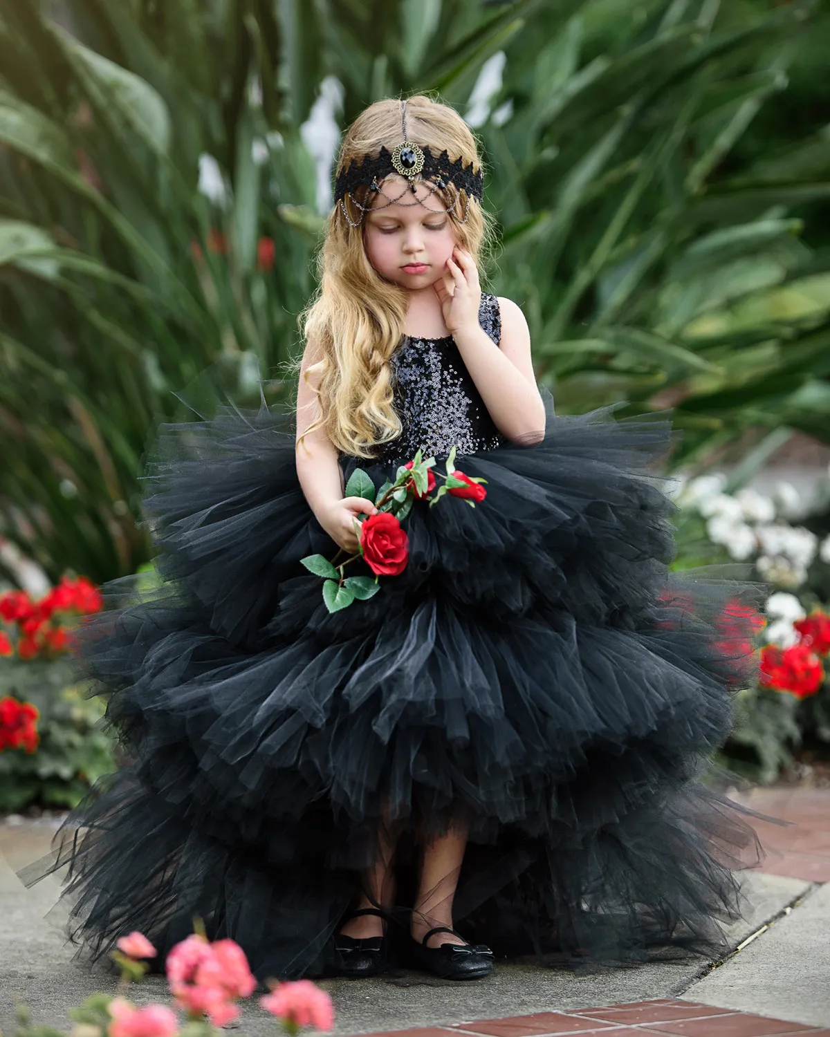 Le Cygne Princesse Filles Robes 2017 avec Paillettes Corsage Volants Jupe Robe De Bal Noir Fleur Filles Robe Hi Lo Style pour Les Mariages Pays