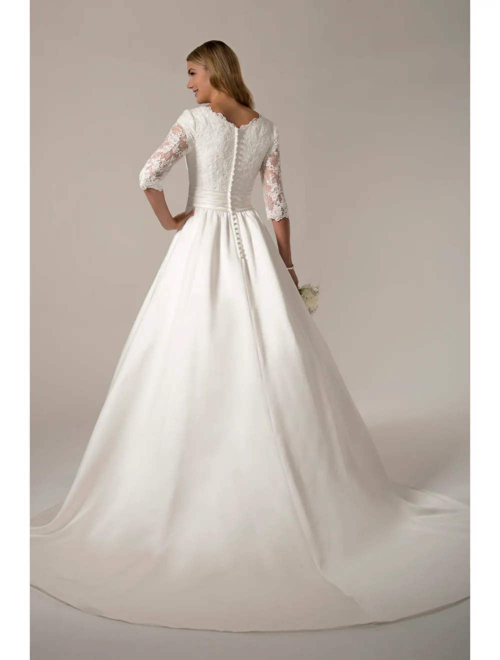 Abiti da sposa modesti country di design lunghi con mezze maniche Appliques in pizzo Bottoni Indietro Abiti da sposa all'aperto Modesti con maniche