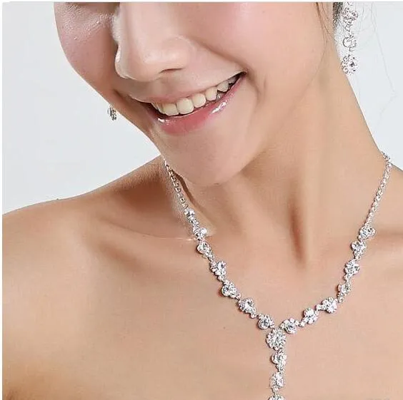 2019 Sparkly Rhinestone Crystal smycken brudhalsband örhängen sätter smycken för prom party bröllop i lager billigare4291836