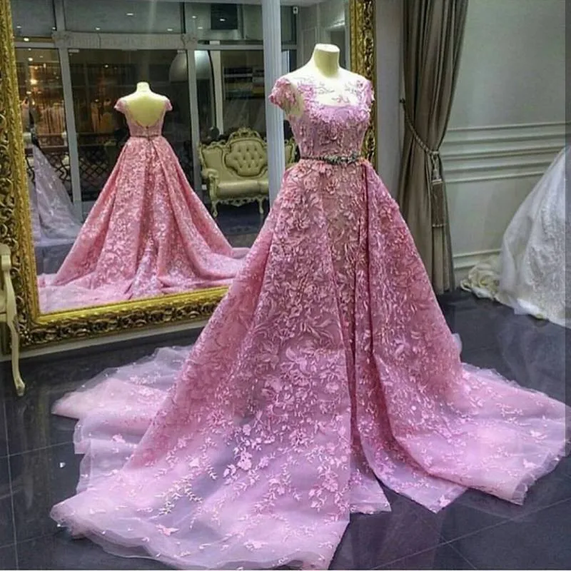 Superbes robes de soirée dos nu en dentelle rose avec mancherons Sheer Bateau Neck Une ligne Overskirt Robes de bal Balayage Train Tulle Robe formelle