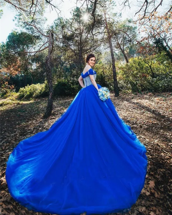 Cristais de vestido de noiva azul royal deslumbrantes com lantejous de lantejoulas dos vestidos de noiva de ombro de ombro, vestidos de noiva de bola de bola long long TRAI8995484