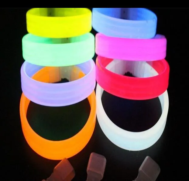 MOQ = 35 stks Kerstjongen meisjes concert lichtgevende polsband fluorescerende platte hand ring vrouw en man armband kleuren gratis verzending