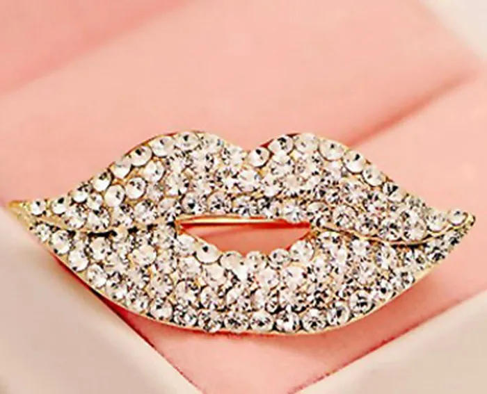 Luxury Fashion Sexy Red Lips Brosch För Kvinnor Flickor Scarf Pins Rhinestone Diamond Brosches Bröllop Brud Broscher Smycken Gift