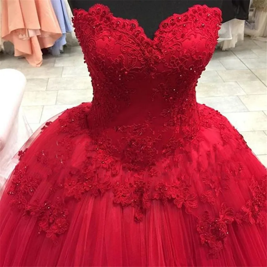Modig röd spets quinceanera klänningar 2019 Ny stil Sweetheart Appliques Hot Selling Red Ball Gown Sexy 16 Klänningar
