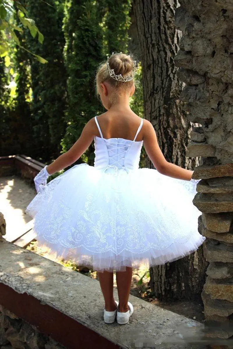 Cute White Toddler Formalne Kwiat Girl Sukienki Dla Vintage Ślub Długość Kolana Zroszony Gorset Powrót Baby Kids First Communion Suknie Koronki