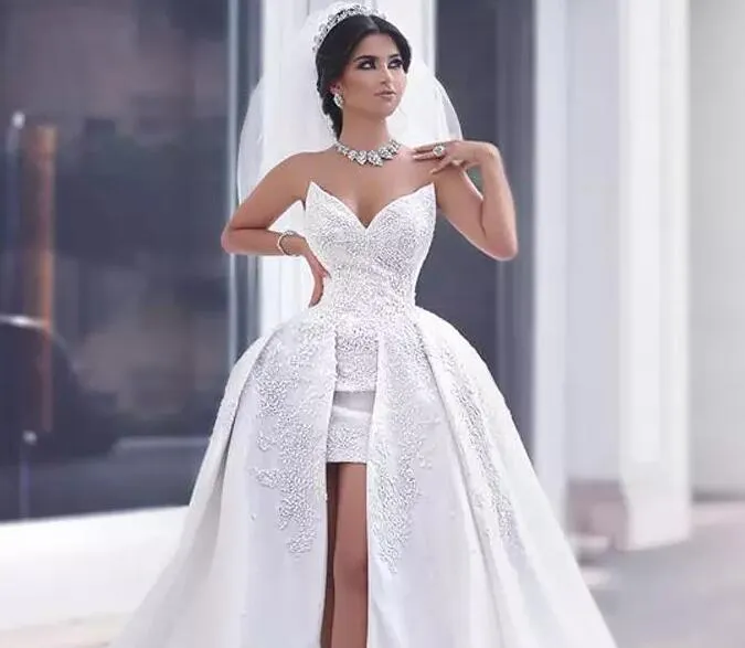 Moderne arabische Brautkleider 2019 mit langer, abnehmbarer Schleppe, herzförmiger Etui-Linie, kurze Spitze, applizierte Perlen, High-Low-Brautkleider EN8074