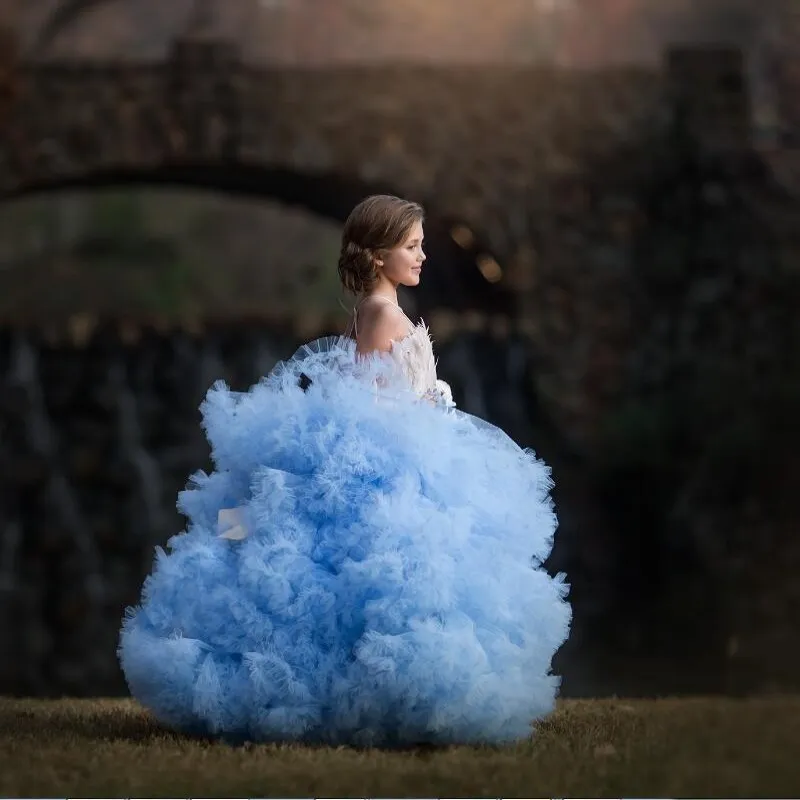 Cloud Blue Girls Pageant Klänning 2017 Härlig Fashion Crystal Luxury Feather Communion Dress Bow Puffy Tiered Flowers Girls Klänningar för Bröllop