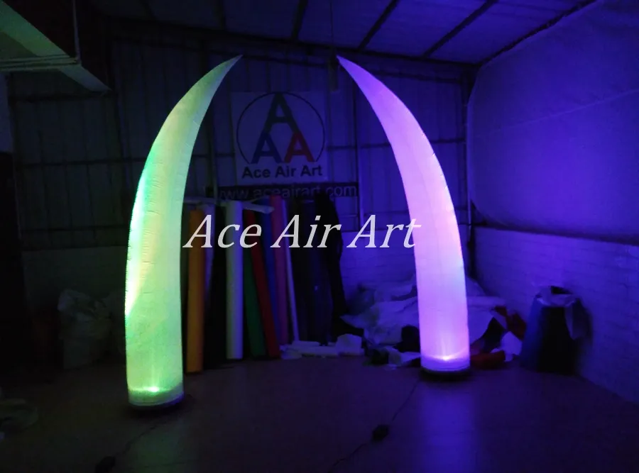 Cono inflable de curva de iluminación RGB colorido atractivo para evento de boda en Francia viene con soplador de base y control remoto