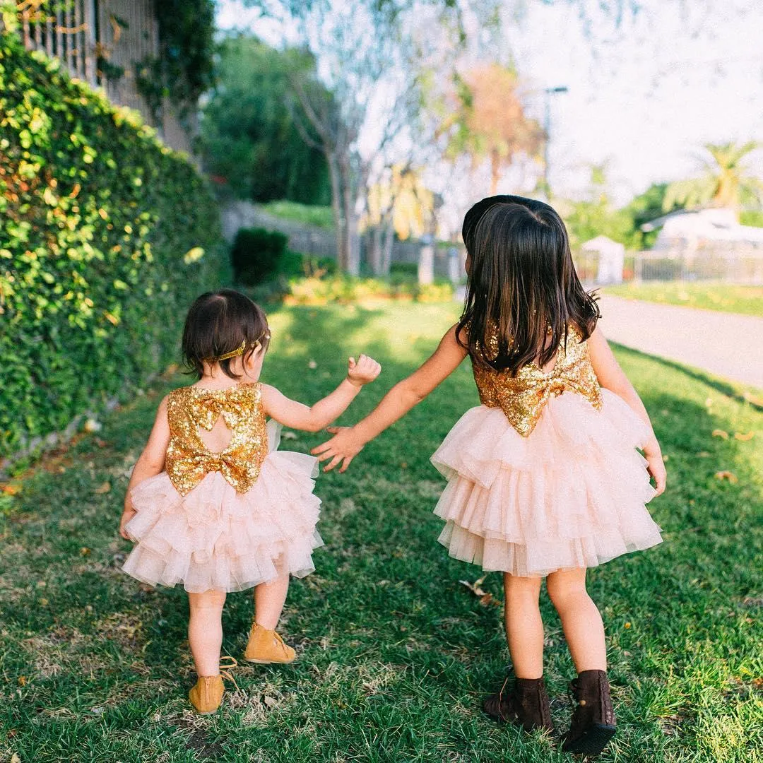 Encantador vestido corto de niña de las flores Lindo cuello joya Lentejuelas doradas Dos arcos Tres capas de tul rosa Vestido de cumpleaños para niñas Último vestido de comunión