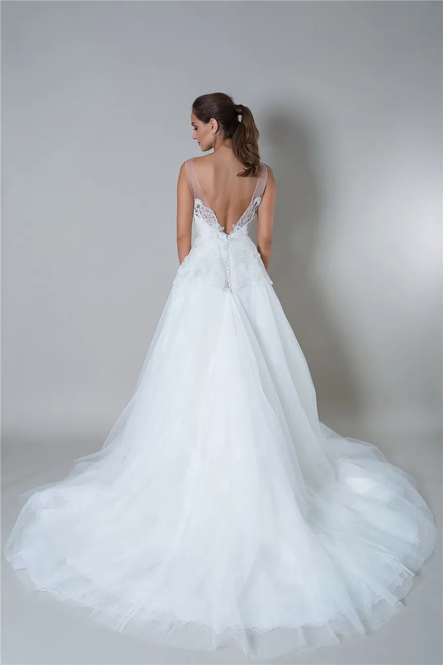 Corpetto con scollo a barchetta trasparente e spalline basse con scollo a V sul retro Strati su strati di tulle Abito da sposa bianco Abiti da sposa