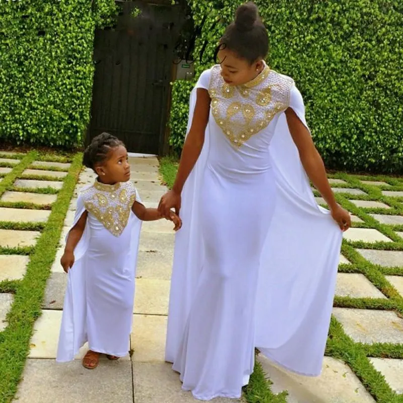 Saudi-Arabien Weiße Ballkleider 2017 High Neck Gold Perlen Cape-Stil Abendkleider Chiffon Langes formelles Partykleid für Mutter und Tochter