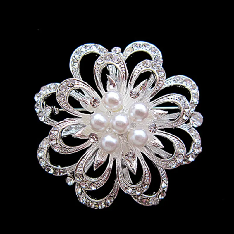 Broche bouquet de fleurs en strass plaqué argent et perles