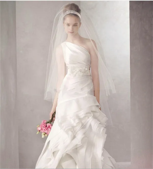 Novas véus de noiva românticos com Edge Cut 2 camadas moles Tulle Branco / Acessórios de casamento do marfim Stock Véu de casamento elegante com Comb