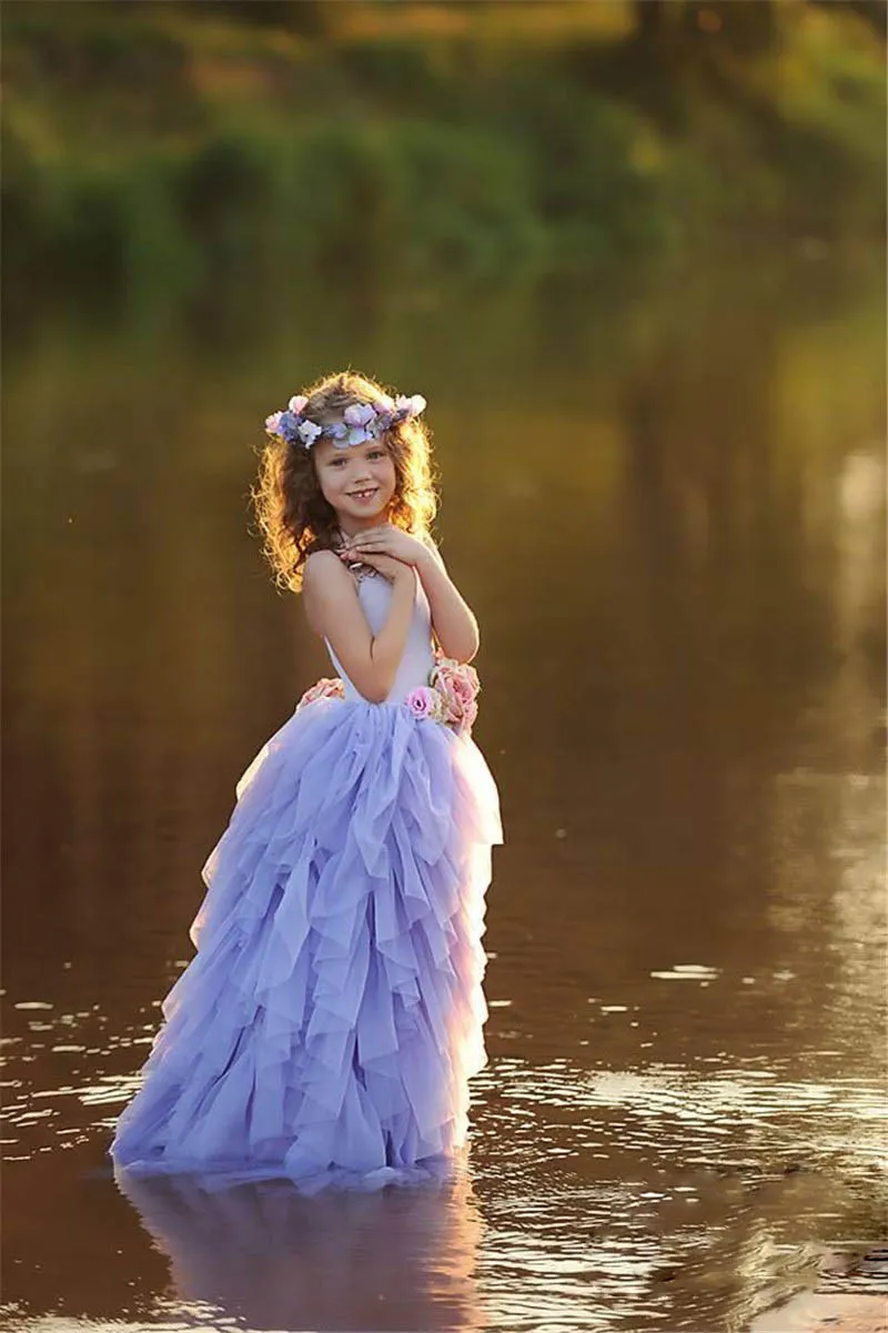 Lavanta Halter Kızlar Pageant Törenlerinde Tül Katmanlı Uzun Çiçek Kız Elbise Düğün İçin Renkli Çiçekler Backless Bebek Parti Elbise Custom Made