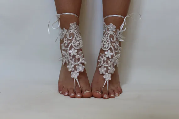 Absolut wunderschöne Schuhe für Strandhochzeiten, zarte Spitzenapplikationen, Perlenpailletten, offene Zehen, Knöchel, flacher Brautschuh für den Sommer