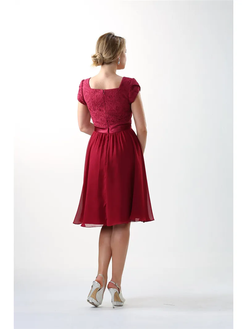 Mörk röd spets chiffon kort blygsamma brudtärna klänningar med korta ärmar enkla a-line knä längd land brudtärna klänningar billigt