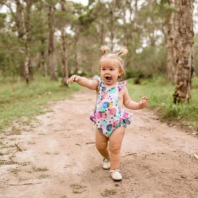 Mignon bébé fille vêtements été coton bébé barboteuses infantile enfant en bas âge mouche manches cercles colorés impression dos nu jarretelle combinaison body