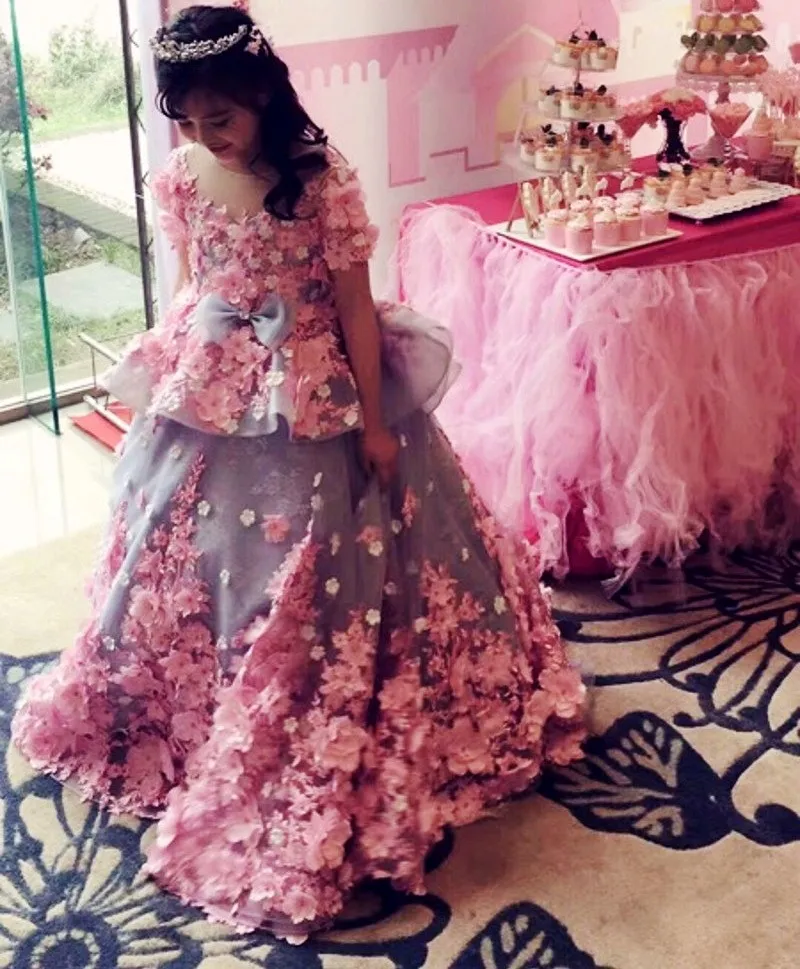 Applique Floral 3D Vestidos menina para casamentos Sheer Jewel mangas curtas Meninas comunhão vestido lindo Little Princess Vestido de aniversário