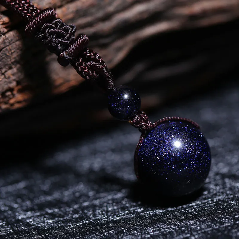 Perle di arenaria fortunate dal Brasile in corda di cuoio Retro Cosmos Style Cielo scuro Notte stellata Ispirato scintillante Blue Sand Stone Bead Necklace