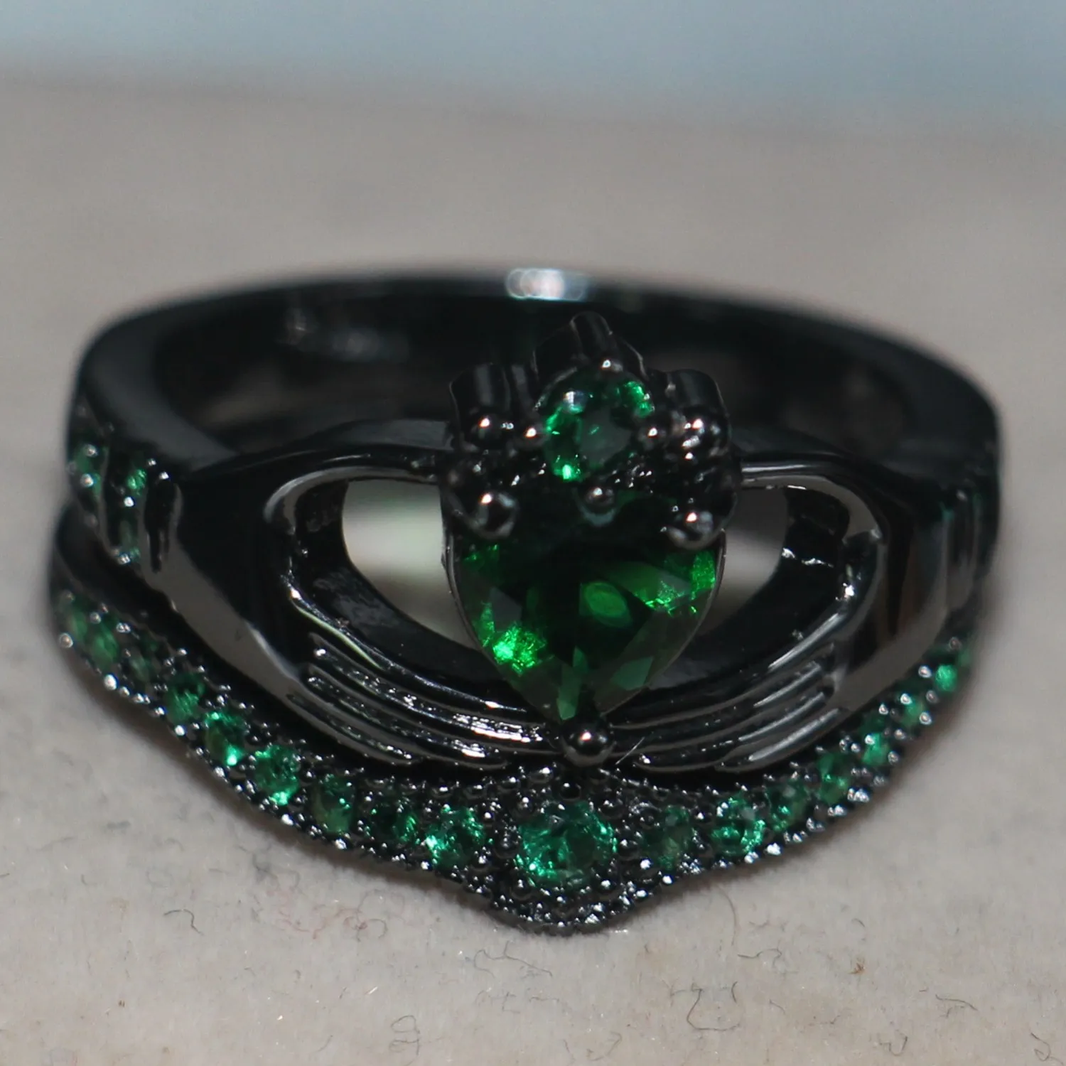 Vente en gros de haute qualité bijoux de mode Claddagh 10KT or noir rempli de forme de coeur émeraude CZ diamant pierres précieuses mariage femmes bague de mariée