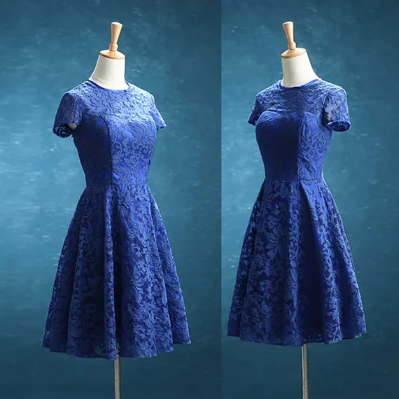 Vestidos de dama de honor modestos de encaje azul real con mangas casquillo Línea A hasta la rodilla Vestidos de dama de honor de boda boho vintage hechos a medida