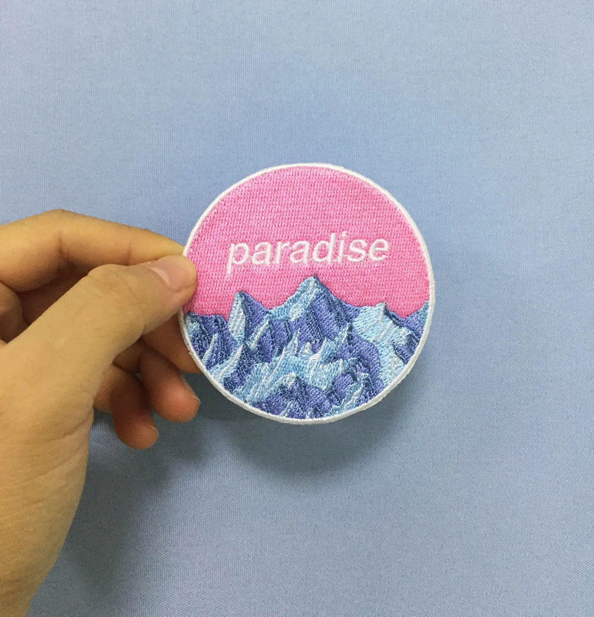 Pincel Fresco Mountain Bonito Rosa Paraíso Ferro em Patches Patches de Desenhos Animados Personalizados Bordados 3 POLEGADAS 3057