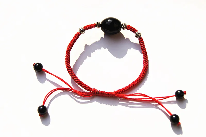 Catenaria a mano, tessitura manuale pura nodo rosso di Hong Kong + perline di agata a tamburo nero + braccialetto di perline in argento tibetano.