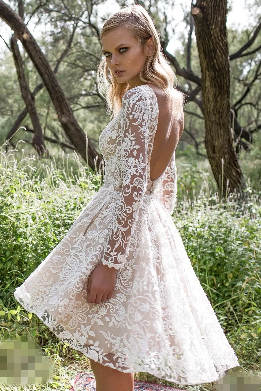 Abito da sposa senza schienale a buon mercato Elegante bella vendita calda manica lunga Personalizza abbigliamento formale Abito da sposa corto alto basso di alta qualità