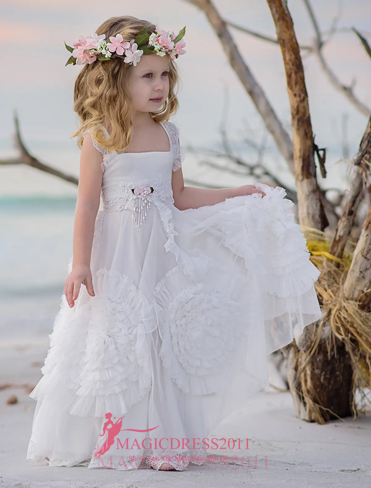 Gorgeous White Flower Girls 'Vestidos para boda 2019 Square Lace Ruffles Niños Ropa formal Sin mangas Long Beach Girl's Pageant Vestidos