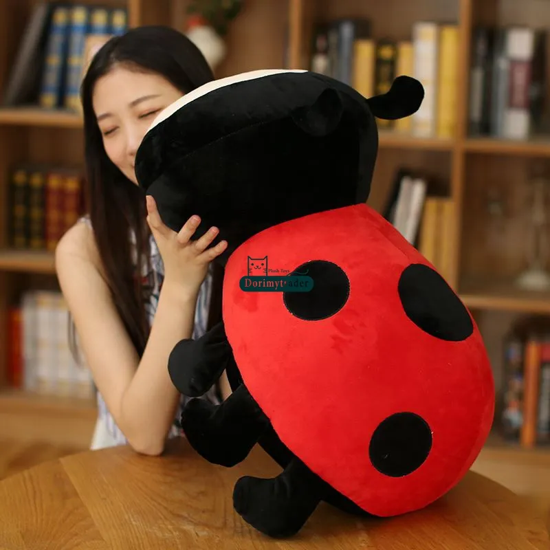 Dorimytrader 60 cm große, schöne Anime-Marienkäfer-Plüschpuppe, weiche schwarze und rote Wurmkissenpuppe, Tierspielzeug, Geschenk für Babys, DY61744