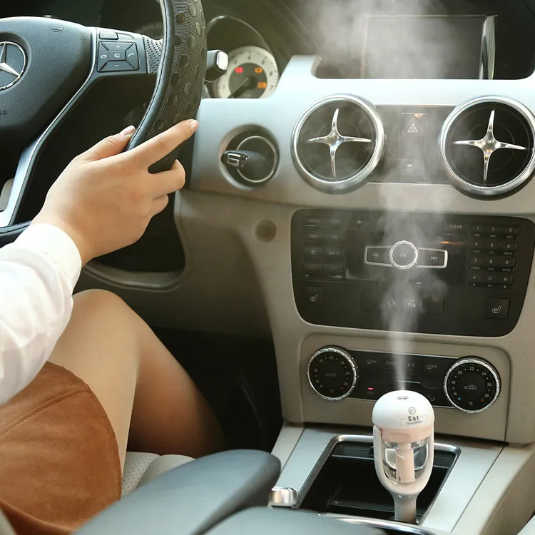 Ny varm högkvalitativ bilplugg luftfuktare renare, fordonsisk olja ultraljud luftfuktare arom dimma bil doft diffusor
