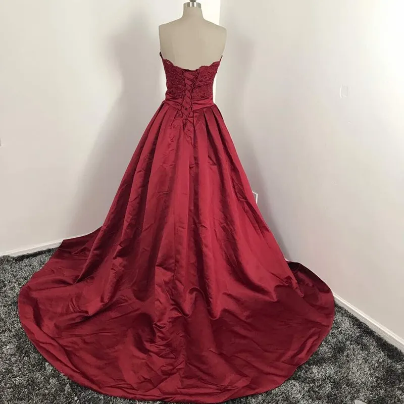 2018 Foto reali rosso scuro Abiti da sposa economici Abito con scollo a cuore Applique Con lacci sul retro Abiti da sposa con strascico in raso increspato Personalizzato