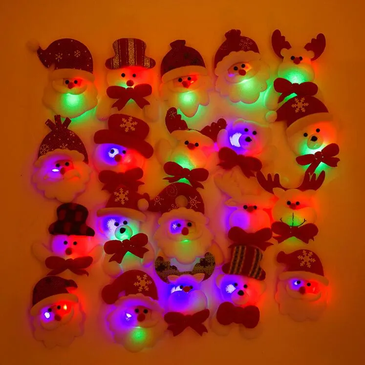 Karikatür Noel Baba Parlayan Yanıp Sönen LED Broş Pins Çocuk Çocuk Light Up Rozet Oyuncaklar Hediye Glow Parti Malzemeleri Noel