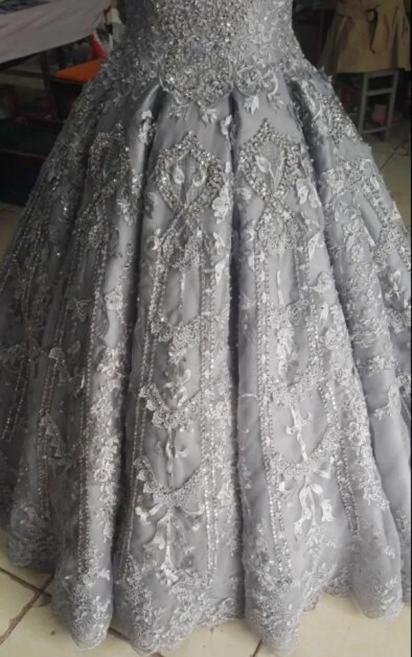 Robe de bal de luxe robe de mariée scintillante sur mesure blanc ivoire argent sur l'épaule cristaux perles dentelle appliques robe de mariée illusion dos