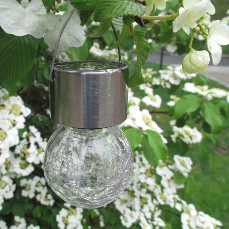 Le lampade a luce solare a LED appendono la sfera a LED 7 luci da giardino che cambiano colore. Lampade da parete solari esterni