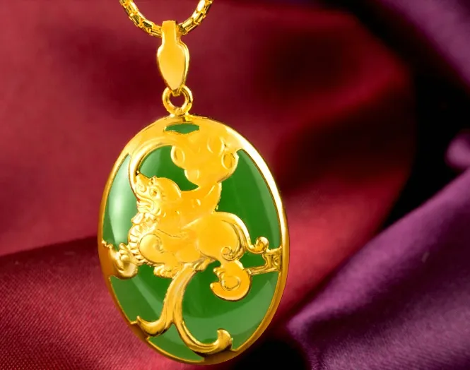 Ouro incrustado oval de jade verde o mítico pingente de colar de charme de animal selvagem (máx.)
