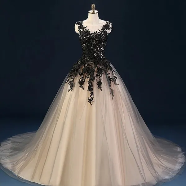 Gotycka szampan i czarna suknia balowa suknie ślubne Sheer szyi bez rękawów koronkowe aplikacje Tiul Corset Suknie ślubne z sądem TRA6087293