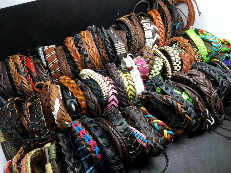 Partihandel 100PCS Massor Top Surfer Tribal Läder Manschett Armband Armband Smycken För Män Kvinnor Present Mixed Style Skicka slumpmässig