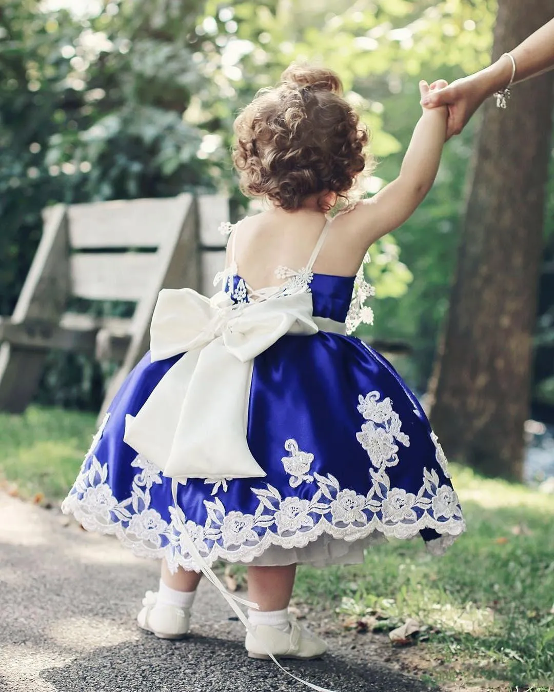 Bonito Azul Royal Do Bebê Vestidos Formais 2017 Rendas Apliques de Espaguete Crianças Primeira Comunhão Vestidos Com Grande Arco Vestido Da Menina de Flor Para O Casamento