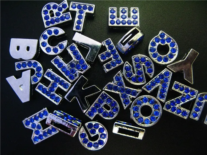 Ganze 130 Stück 8 mm A-Z Zinklegierung dunkelblau Strass Dia-Buchstaben DIY Zubehör passend für 8 mm Gürtel 202R