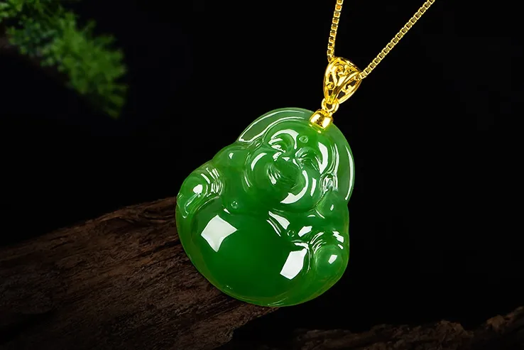 Benutzen Sie Ihre Hände, um einen Jade-Buddha mit großem Bauch Amulett mit einer Goldkette herzustellen. Halskettenanhänger