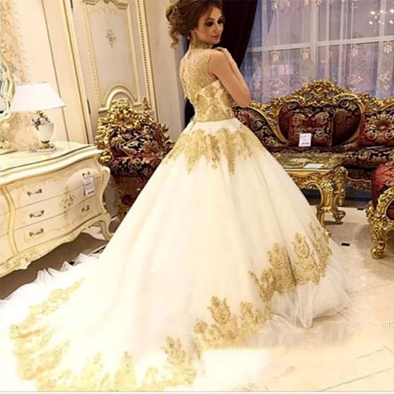 Abiti da sposa in tulle bianco con collo alto, applicazioni dorate, senza maniche, cappella, strascico, abito da sposa principessa, affascinanti abiti da sposa in stile mediorientale