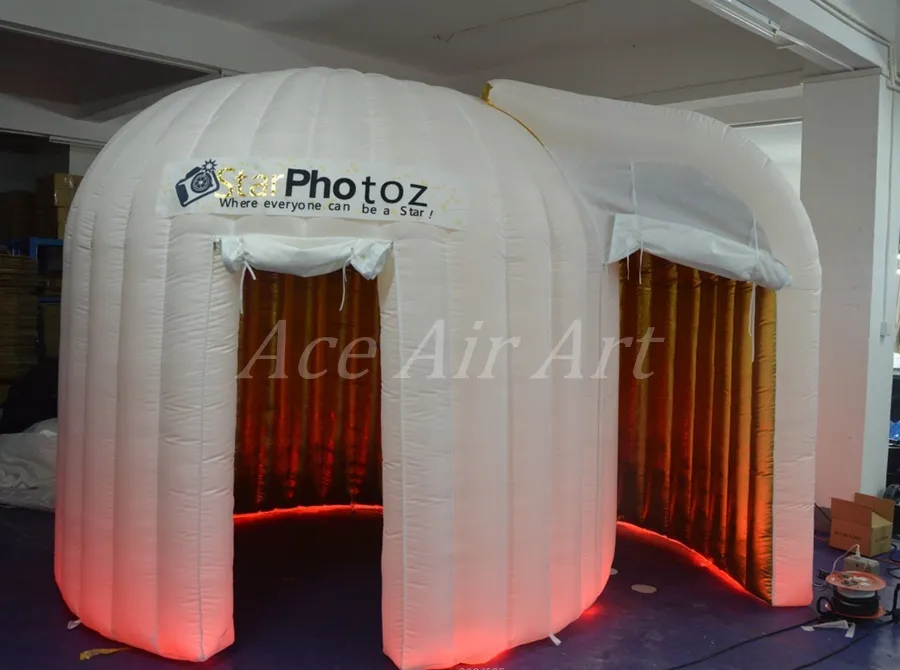 Enceinte photobooth ronde GOLD INTERIOR gonflable de style igloo à éclairage blanc à 2 portes avec logo sur le dessus de l'entrée