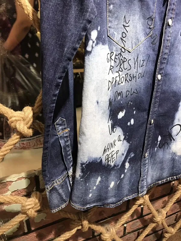 Män västerländsk lapp denimskjorta sammansatt av orolig blekt denim dramatiserade grafitti -klottring och design shirt276k